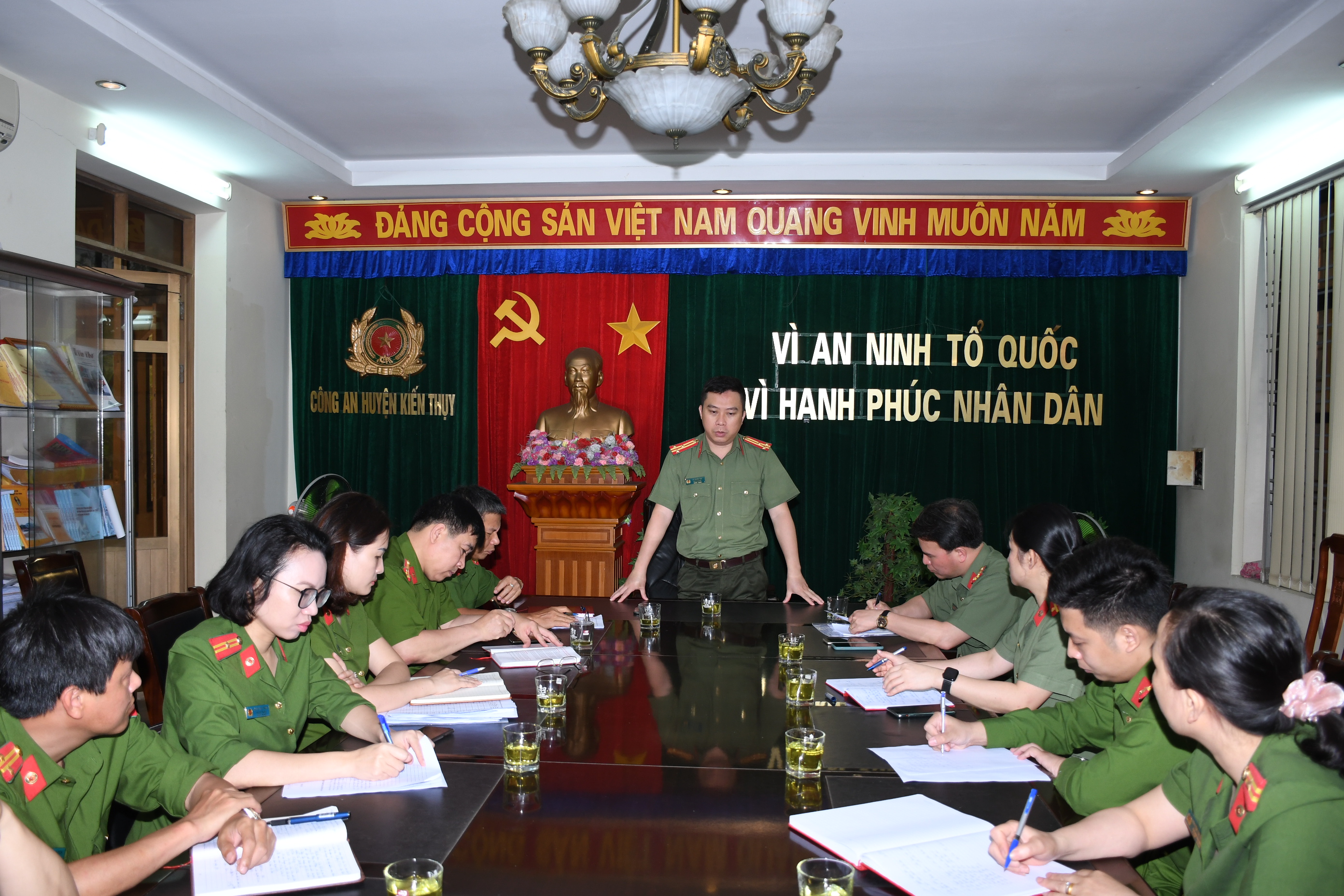 Thượng tá Lê Trung Sơn - Phó Giám đốc CATP rà soát công tác hậu cần phục vụ cấp CCCD gắn chíp điện tử